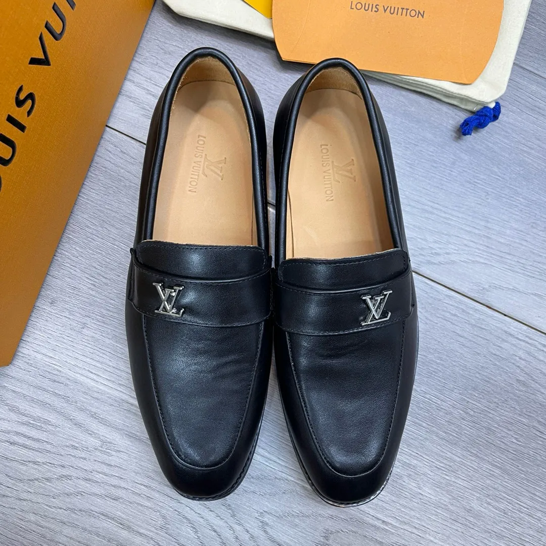 Factory price: 520💰-(LV) men’s formal leather shoes! Genuine molded horsebit, a classic must-have for your shoe cabinet! The feet are particularly delicate! This Gucci original version is a set last, and we are consistent with the counter! Therefore, it is more comfortable in terms of last shape and comfort! Take it to the counter and compare at will! Good shoes are more than just what they make! But grasp the essence from the inside out! Material: Imported first-layer cowhide! Genuine leather outsole imported from Italy, size: 39-44 (38/45 customized, non-refundable)